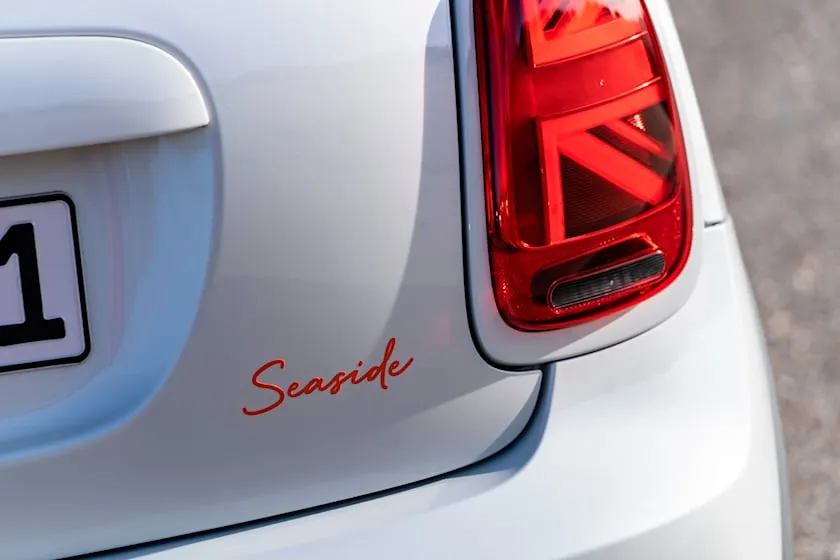 Mini Cooper S Seaside Edition được trang bị động cơ 4 xi-lanh 2.0 lít tăng áp. Ảnh: Carbuzz.