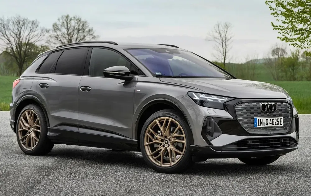 Audi Q4 e-tron là chiếc xe nhỏ gọn với giá 49.800 USD. Ảnh: Hotcars. Audi Q4 e-tron là chiếc xe nhỏ gọn với giá 49.800 USD. Ảnh: Hotcars.