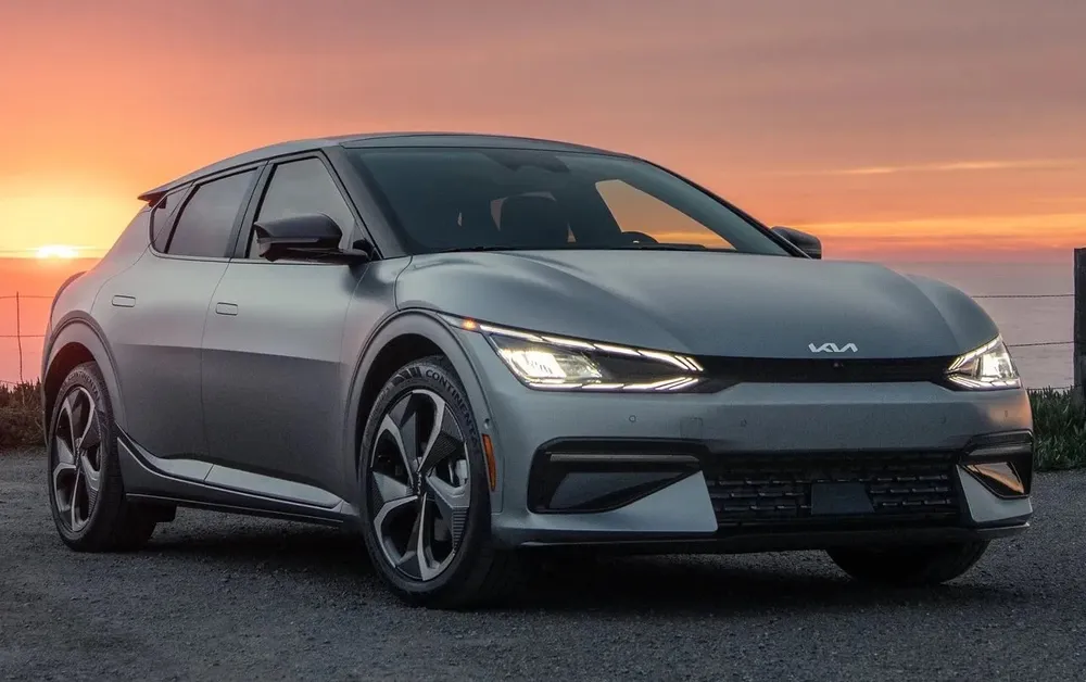 Kia EV6 là một chiếc crossover với giá 50.025 USD. Ảnh: Hotcars. Kia EV6 là một chiếc crossover với giá 50.025 USD. Ảnh: Hotcars.