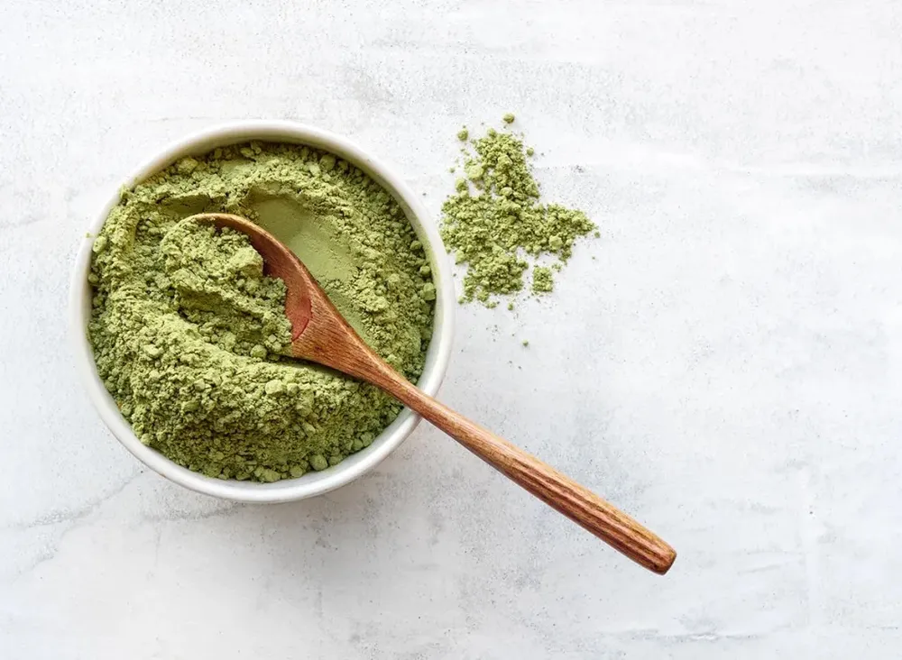 Matcha có chứa caffein nhưng nó cũng có chất L-theanine- hoạt động như một chất giảm căng thẳng. Ảnh: Shutterstock. Matcha có chứa caffein nhưng nó cũng có chất L-theanine- hoạt động như một chất giảm căng thẳng. Ảnh: Shutterstock.