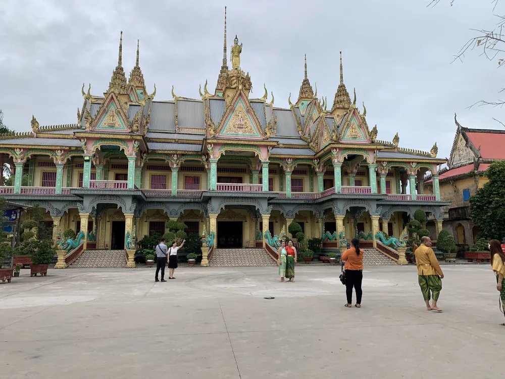 Du khách diện trang phục của dân tộc Khmer để check-in. Ảnh: PHƯƠNG LÊ.