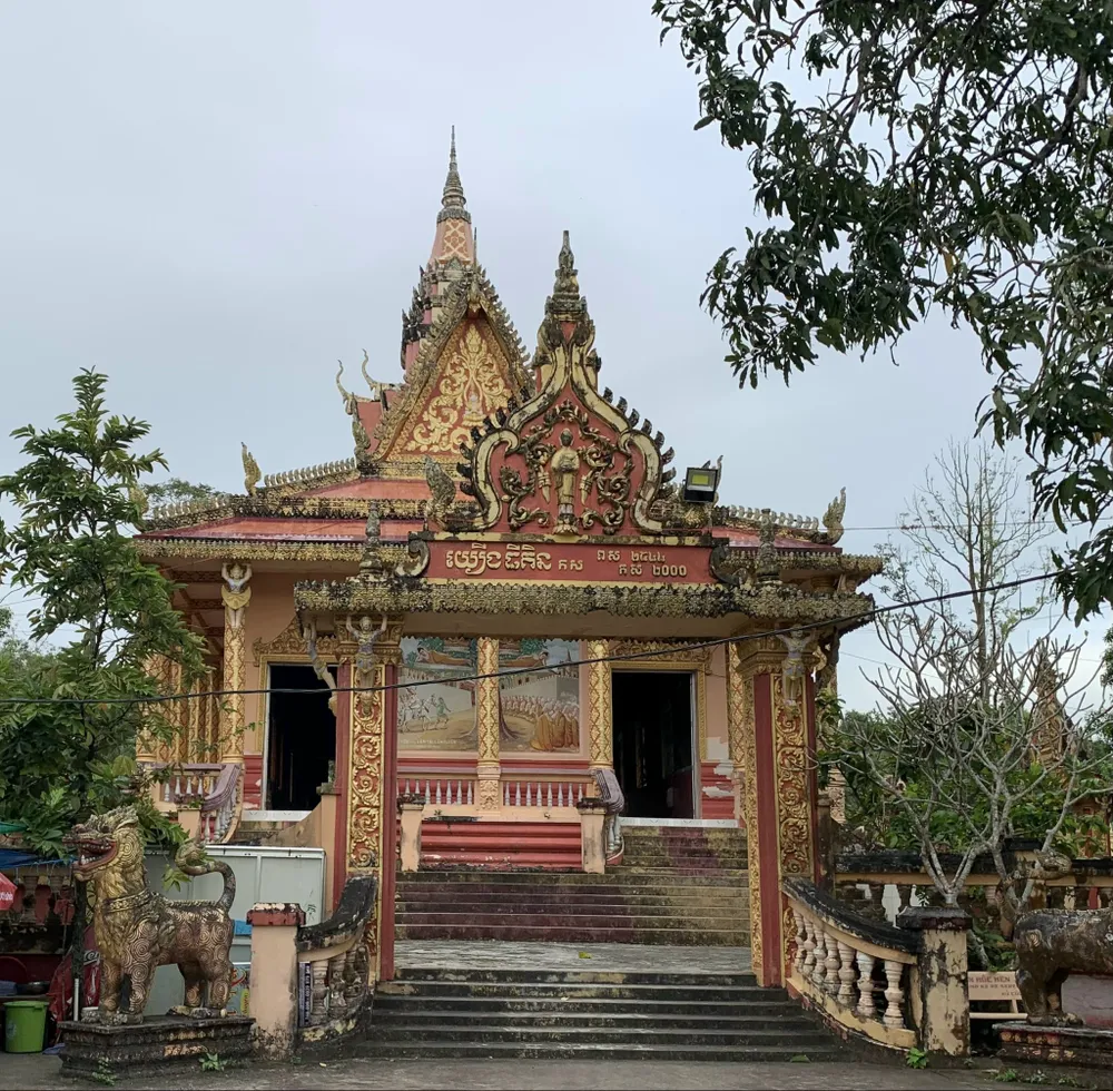 Kiến trúc chùa Som Rong mang đậm nét văn hóa đặc sắc của những ngôi chùa Khmer cổ. Ảnh: PHƯƠNG LÊ.