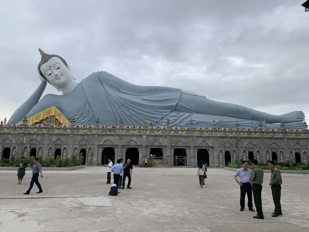 Bức tượng Phật Thích Ca nhập niết bàn, được đánh giá là lớn nhất Việt Nam. Ảnh: PHƯƠNG LÊ.