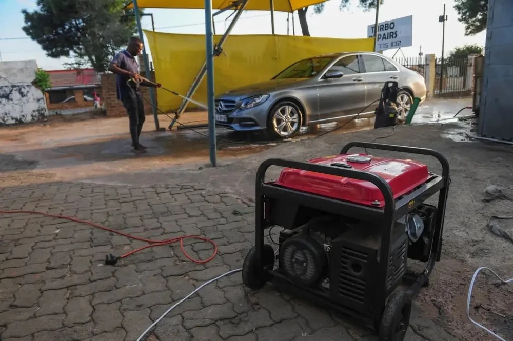 Không bao giờ dùng khăn bẩn khi rửa xe. Ảnh: Motorbiscuit. Không bao giờ dùng khăn bẩn khi rửa xe. Ảnh: Motorbiscuit.