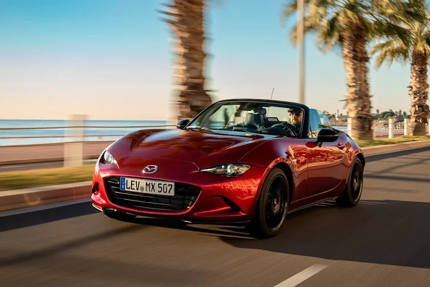 Mazda đạt được giải vàng vào năm 1989 khi ra mắt mẫu Miata do Shunji Tanaka thiết kế. Ảnh: Carbuzz. Mazda đạt được giải vàng vào năm 1989 khi ra mắt mẫu Miata do Shunji Tanaka thiết kế. Ảnh: Carbuzz.