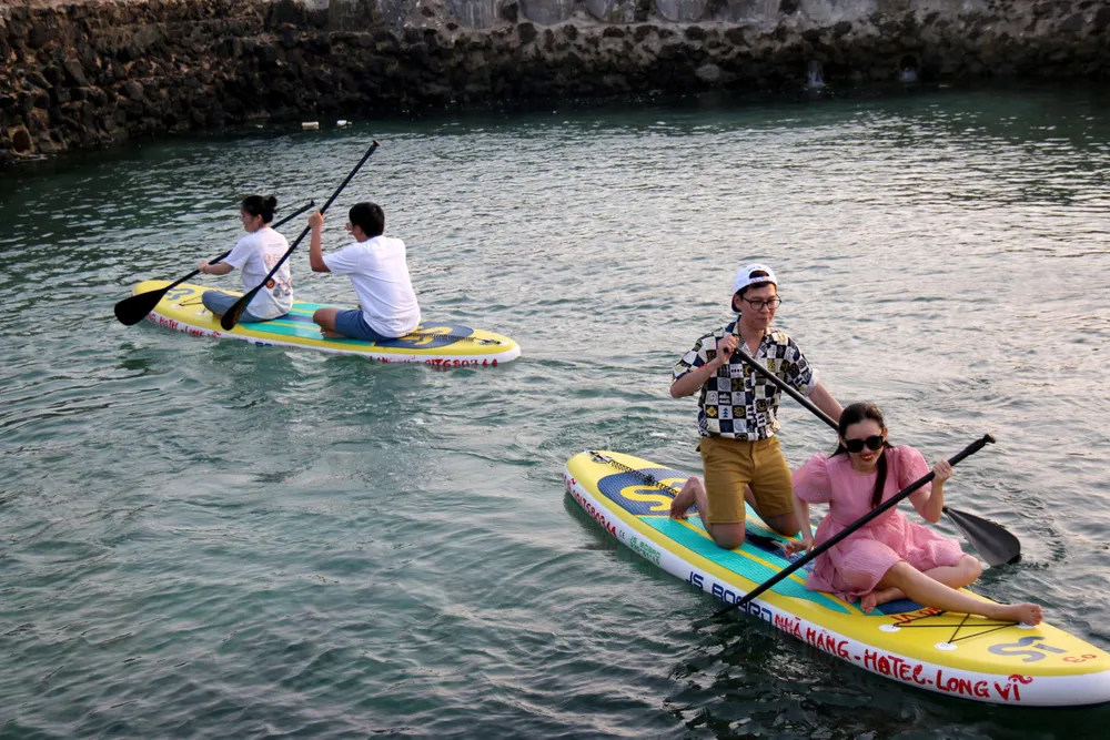 Du khách trải nghiệm trò chơi ở Phú Quý. Ảnh: VĂN THANH.