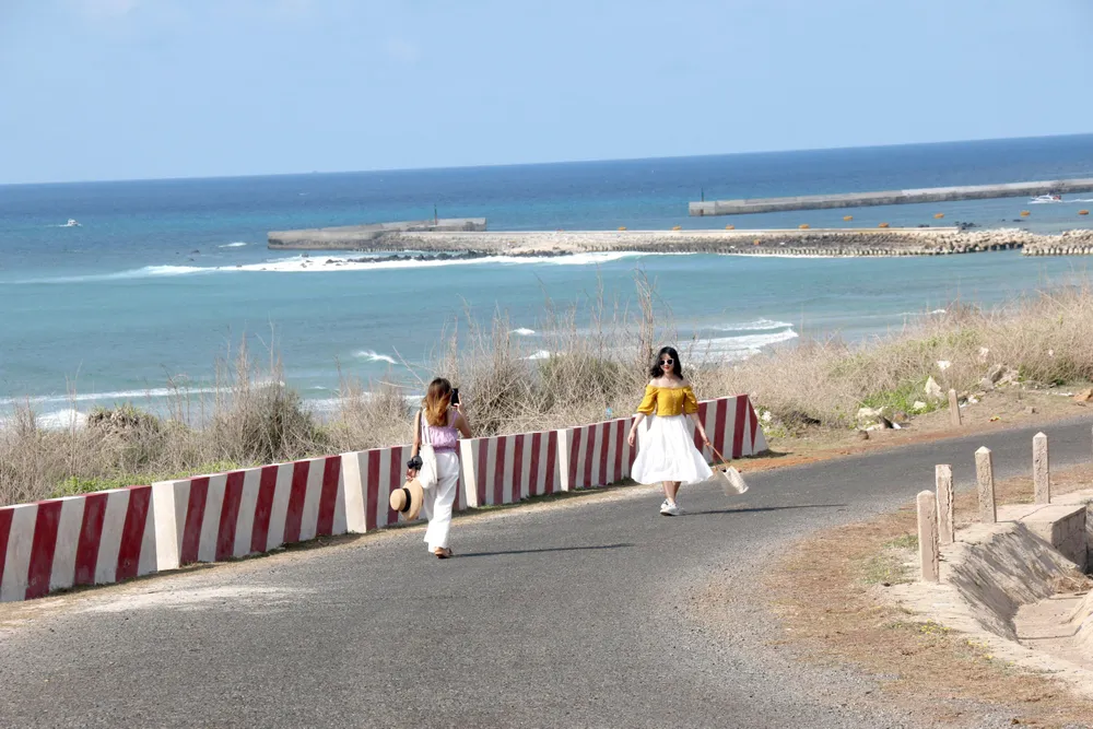 Phú Quý còn là nơi để thưởng thức hải sản tươi ngon. Ảnh: VĂN THANH.