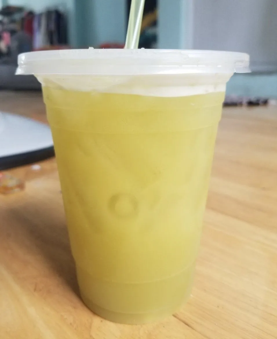 Uống nước mía giúp tăng cường khả năng miễn dịch, hỗ trợ xương chắc khỏe và giữ cho thận khỏe mạnh bằng cách giảm viêm cơ thể. Ảnh: PHƯƠNG LÊ.