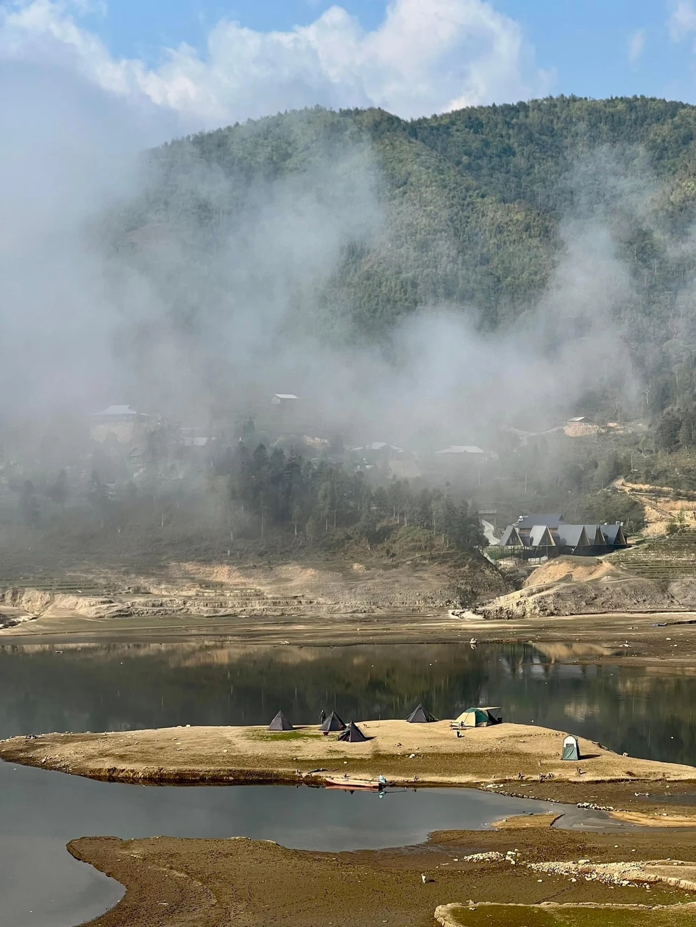 Mây mù giăng kín cả thôn Séo Mý Tỷ. Ảnh: NGUYỆT HÀ.