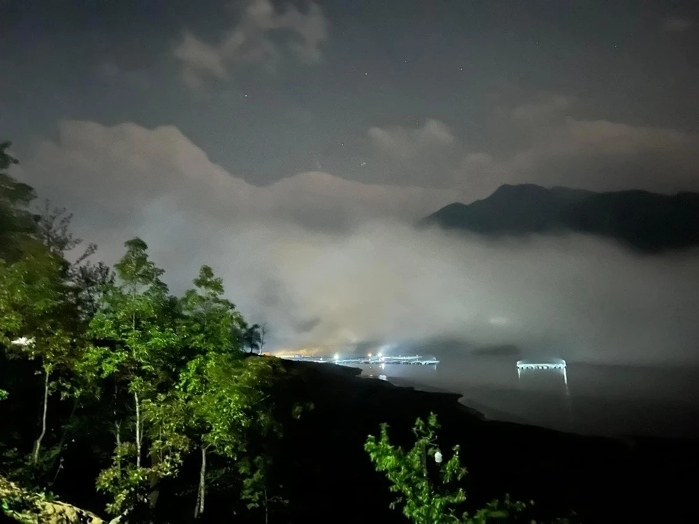 Buổi tối ở thôn Séo Mý Tỷ thật đẹp bởi mây mù giăng kín. Ảnh: NGUYỆT HÀ.