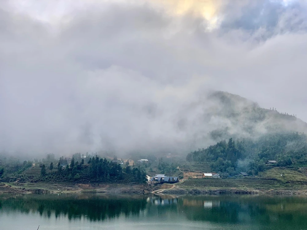 Séo Mý Tỷ còn có hồ nước trong xanh như viên ngọc. Ảnh: NGUYỆT HÀ.