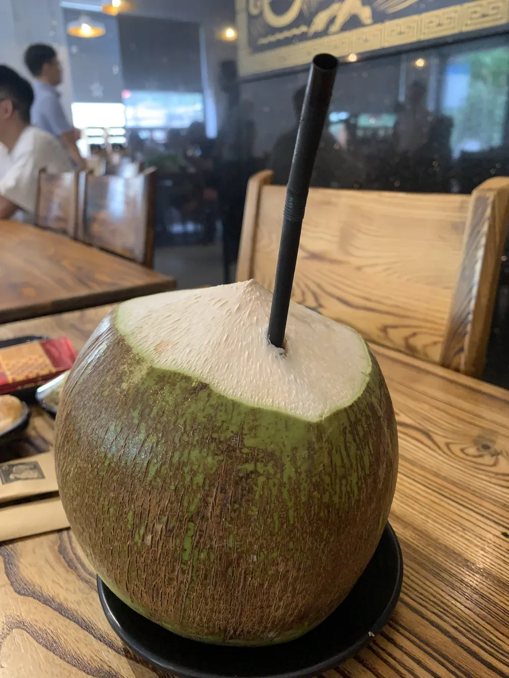 Uống nước dừa có thể giúp bù đắp lượng điện giải bị mất. Ảnh: PHƯƠNG LÊ. Uống nước dừa có thể giúp bù đắp lượng điện giải bị mất. Ảnh: PHƯƠNG LÊ.