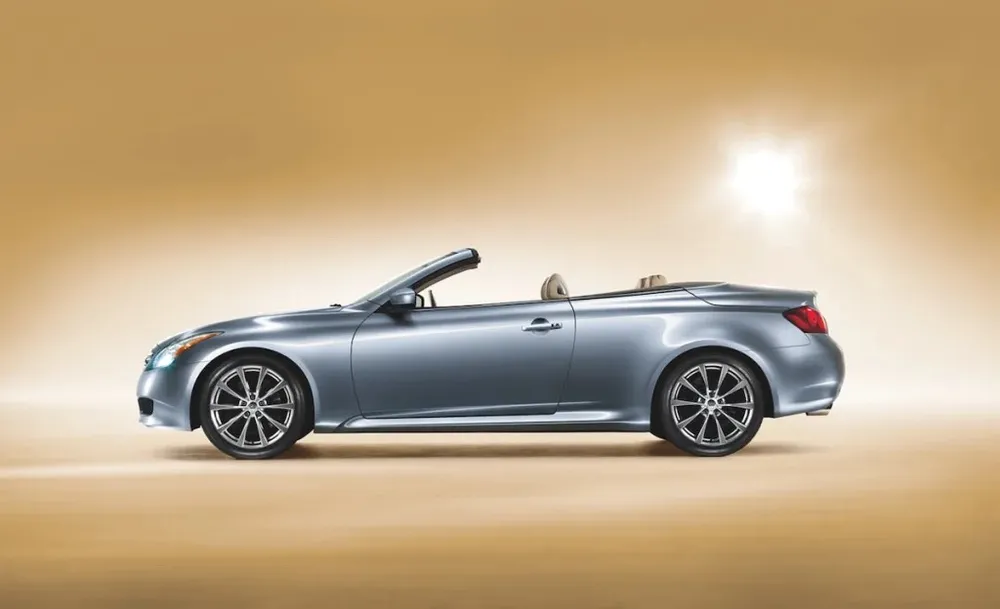 Infiniti G37 Convertible 2011. Ảnh: Motorbiscuit.
