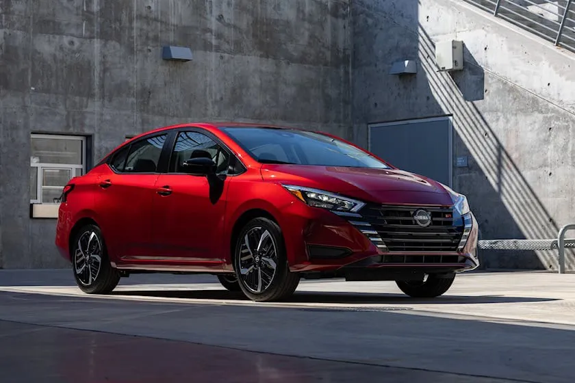 NissanVersa. Ảnh: Motorbiscuit.