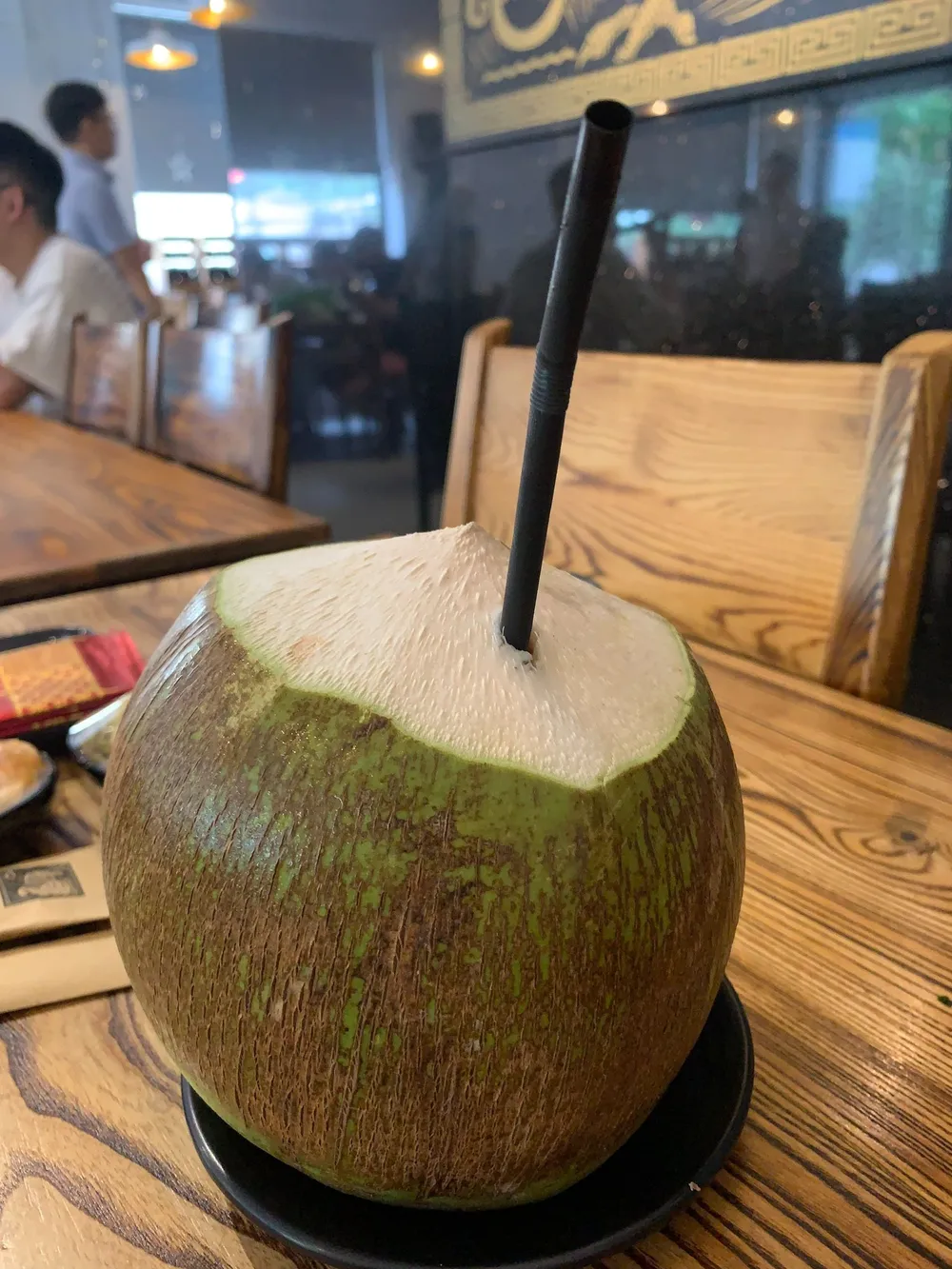 Nước dừa có hàm lượng đường thấp và cung cấp các chất dinh dưỡng cần thiết để giữ cho cơ thể chúng ta đủ nước. Ảnh: PHƯƠNG LÊ.