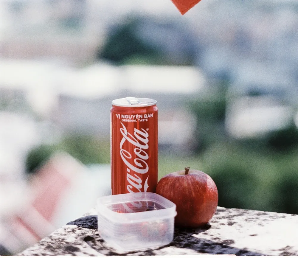 Tránh đồ uống có ga như cola và soda vì chúng chứa nhiều đường, caffein và chất làm ngọt nhân tạo. Ảnh: PHƯƠNG LÊ.