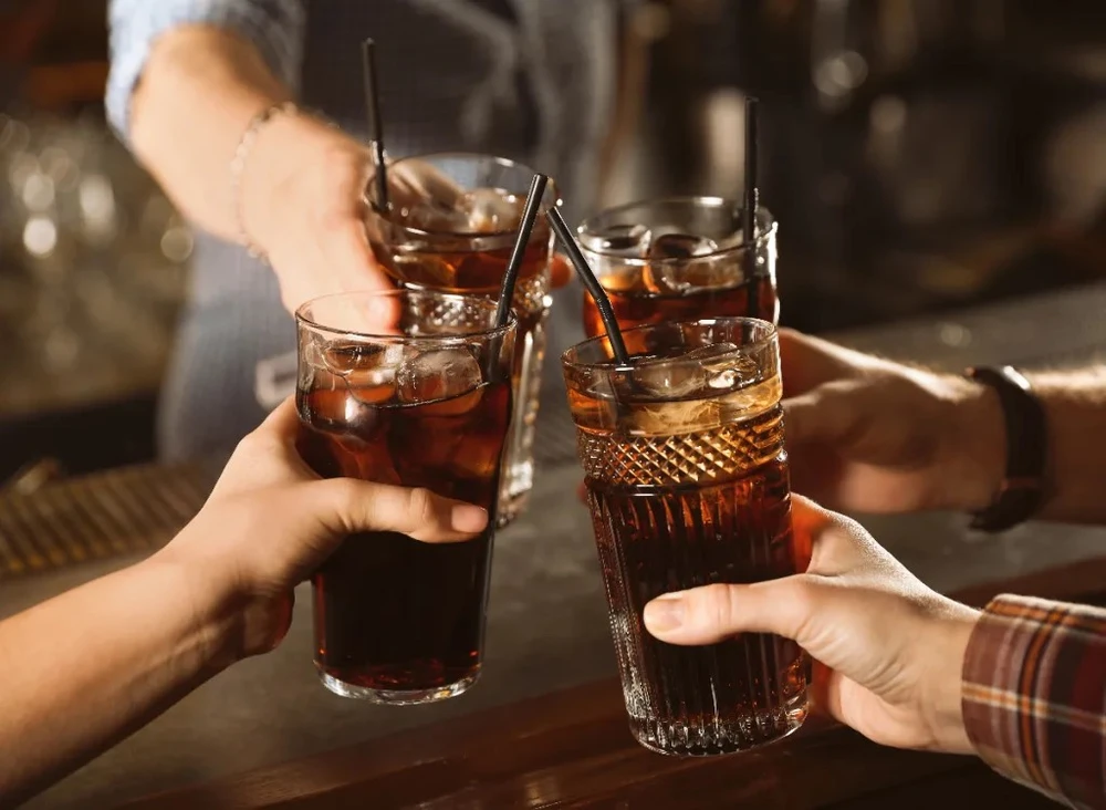 Uống nhiều nước ngọt có thể bị tiêu chảy. Ảnh: Shutterstock. Uống nhiều nước ngọt có thể bị tiêu chảy. Ảnh: Shutterstock.