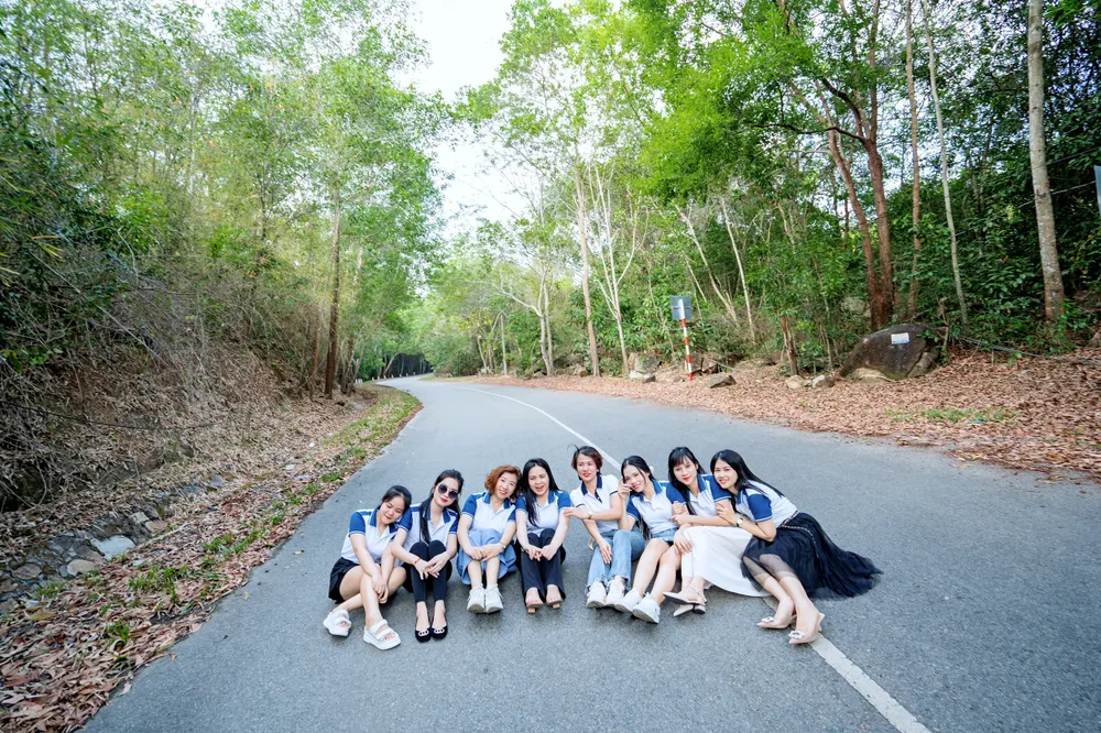 Du khách thích thú &quot;sống ảo&quot; trên đường lên núi Dinh. Ảnh: NGUYỄN THỊ MINH.