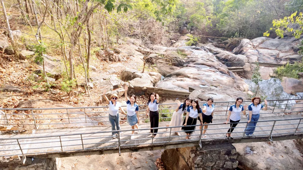 Đứng trên đỉnh núi Dinh du khách có thể phóng tầm mắt thưởng ngoạn bán đảo Long Sơn xinh đẹp. Ảnh: NGUYỄN THỊ MINH.