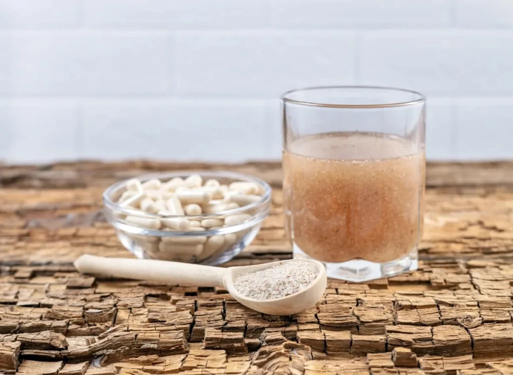 Nước mã đề có nhiều lợi ích sức khỏe như giảm cholesterol. Ảnh: Shutterstock.