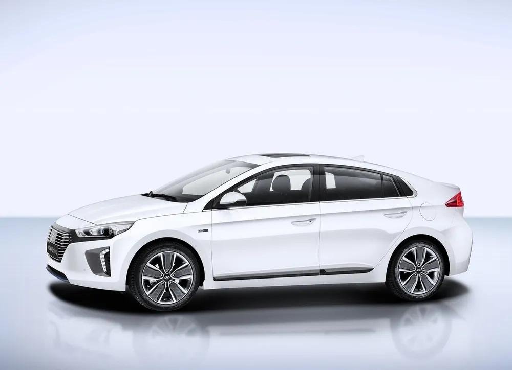 Ioniq Electric có giá cả hợp lý. Ảnh: Motorbiscuit. Ioniq Electric có giá cả hợp lý. Ảnh: Motorbiscuit.