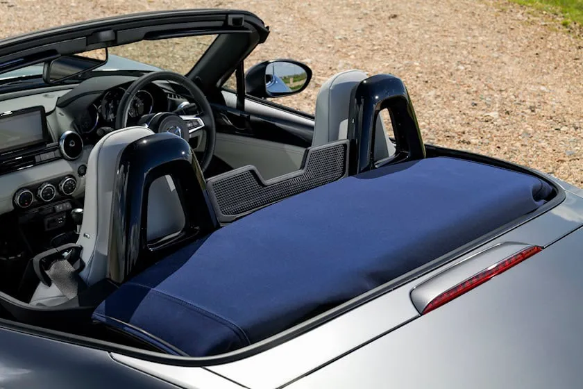 Chiếc xe này có hai màu chính, mui xe mền bằng vải xanh cao cấp. Ảnh: Carbuzz. Chiếc xe này có hai màu chính, mui xe mền bằng vải xanh cao cấp. Ảnh: Carbuzz.