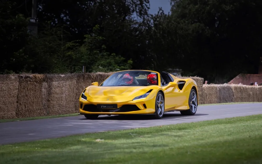 Ferrari F8 Spider 2023 đạt tốc độ 211 dặm/giờ (338 km/h). Ảnh: Motorbiscuit.