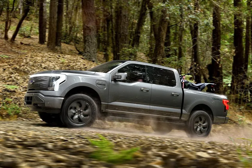 Ford F-150 Lightning với thời gian 0-60 dặm/giờ (96 km/h) là 4,4 giây. Ảnh: Carbuzz.