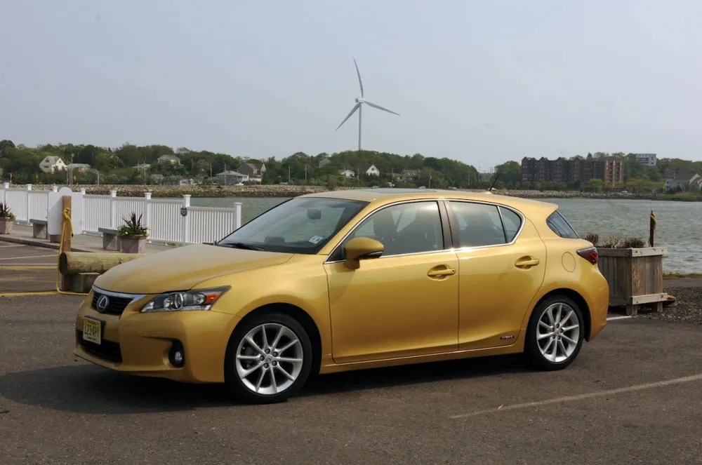 Lexus CT Hybrid 2012 có động cơ và mức tiết kiệm nhiên liệu tương tự như phiên bản 2016. Ảnh: Motorbiscuit.