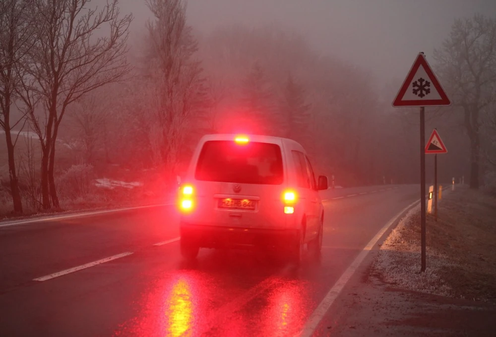 Đèn phanh là một cách để cảnh báo cho người lái phía sau về địa hình, thời tiết khó khăn. Ảnh: Motorbiscuit.