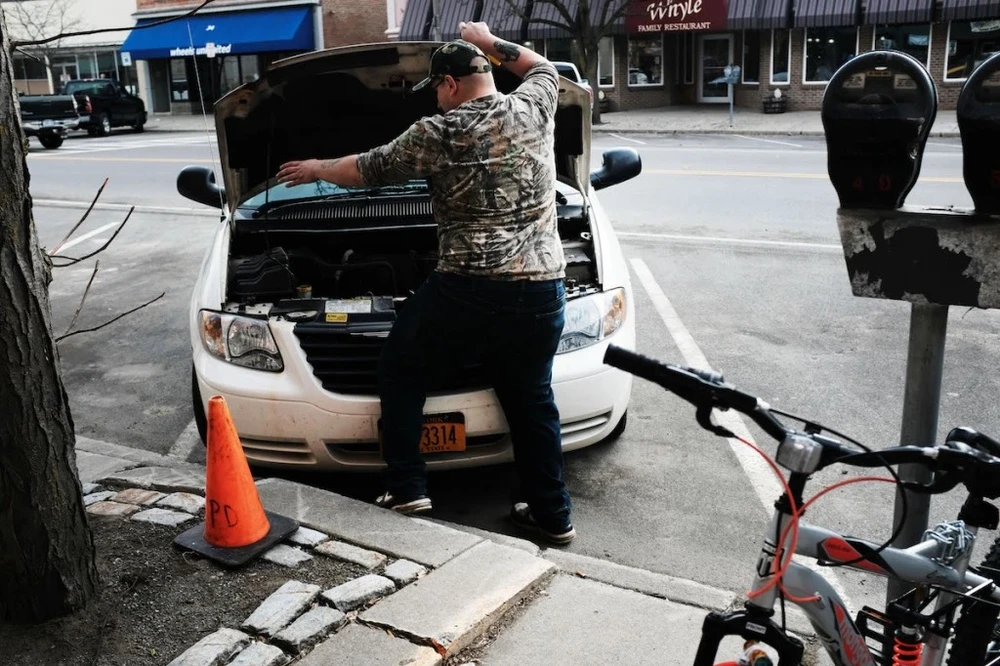 Hầu hết các xe ô tô đều có bộ giảm thanh nhằm làm cho tiếng nổ êm hơn. Ảnh: Motorbiscuit.