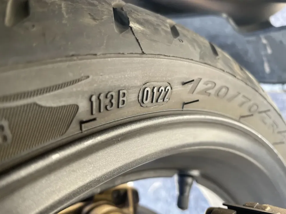 Chiếc lốp Pirelli này trên một chiếc xe máy Honda cho thấy nó được sản xuất vào tuần đầu tiên của năm 2022. Ảnh: Motorbiscuit.