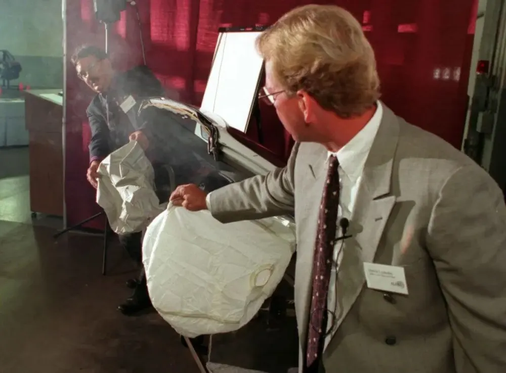 Kiểm tra túi khí. Ảnh: Motorbiscuit.