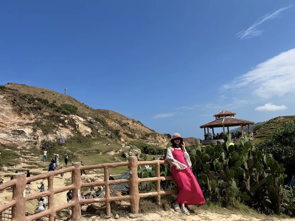 Du khách được hoà mình vào thiên nhiên với vẻ đẹp hoang sơ nơi đây. Ảnh: HIỀN NGUYỄN.