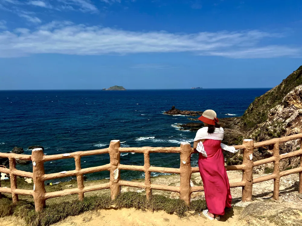 Đường đi bộ ven biển dẫn du khách khám phá Eo Gió. Ảnh: HIỀN NGUYỄN.