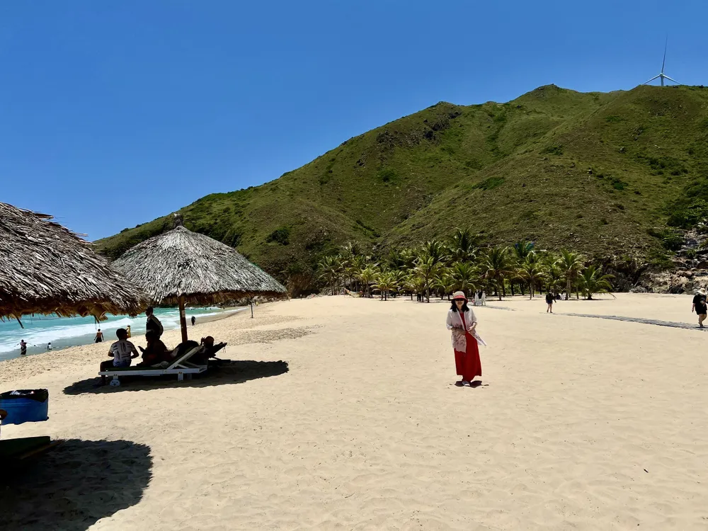 Bãi biển với cát trắng và nắng vàng lên hình đẹp mê hồn. Ảnh: HIỀN NGUYỄN.