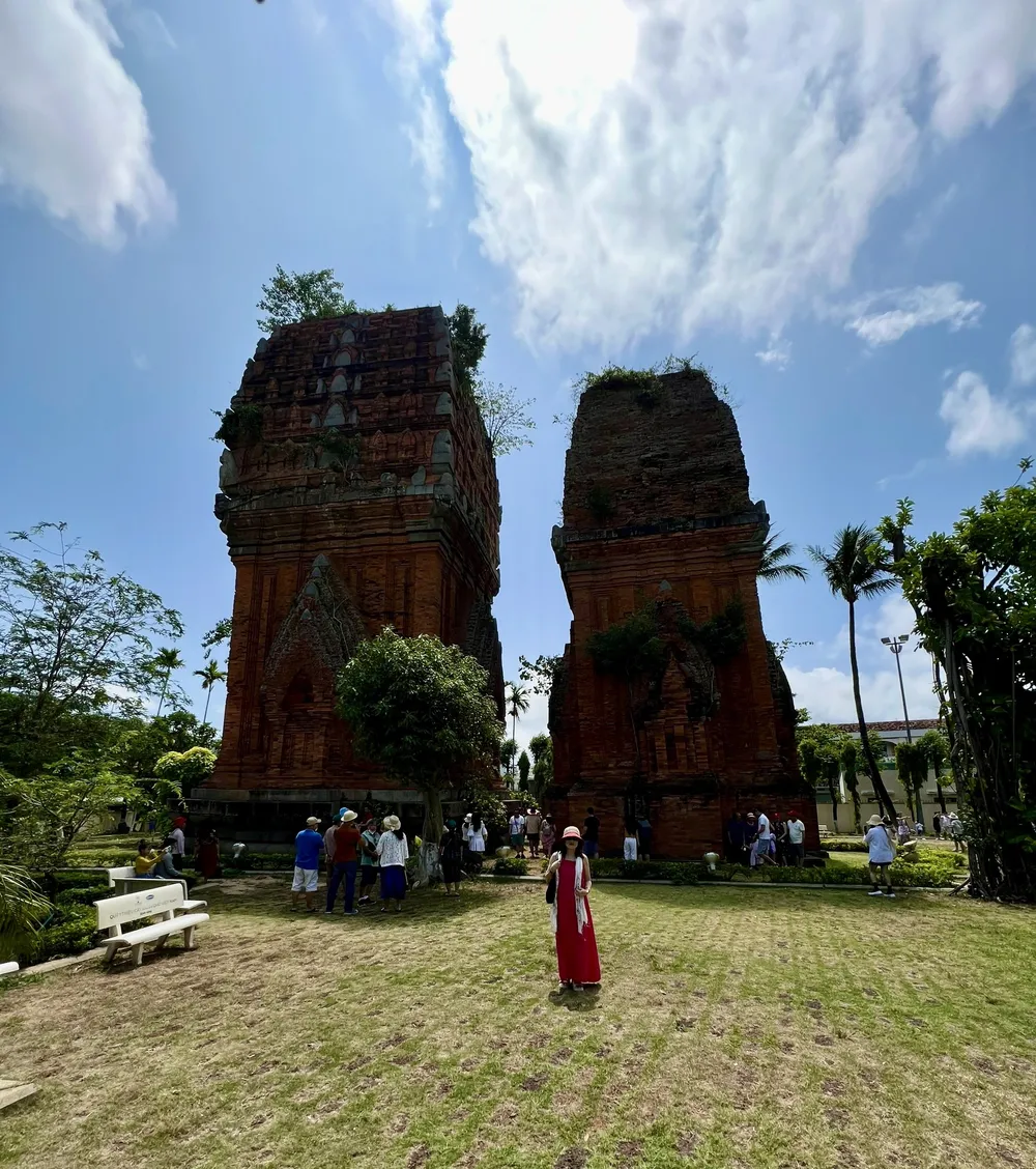 Du khách &quot;check-in&quot; ở Tháp Đôi. Ảnh: HIỀN NGUYỄN.