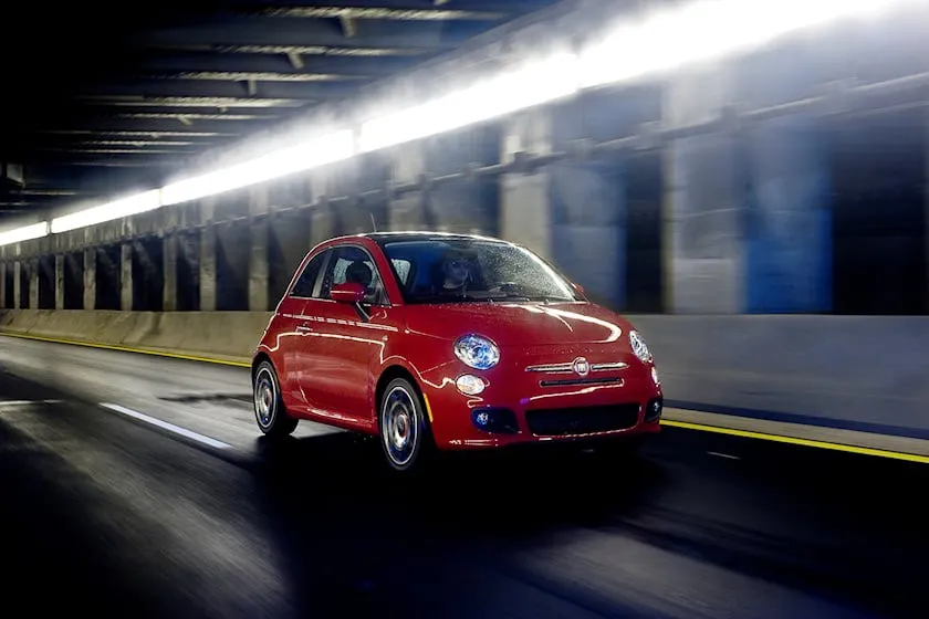 Fiat 500. Ảnh: Carbuzz.