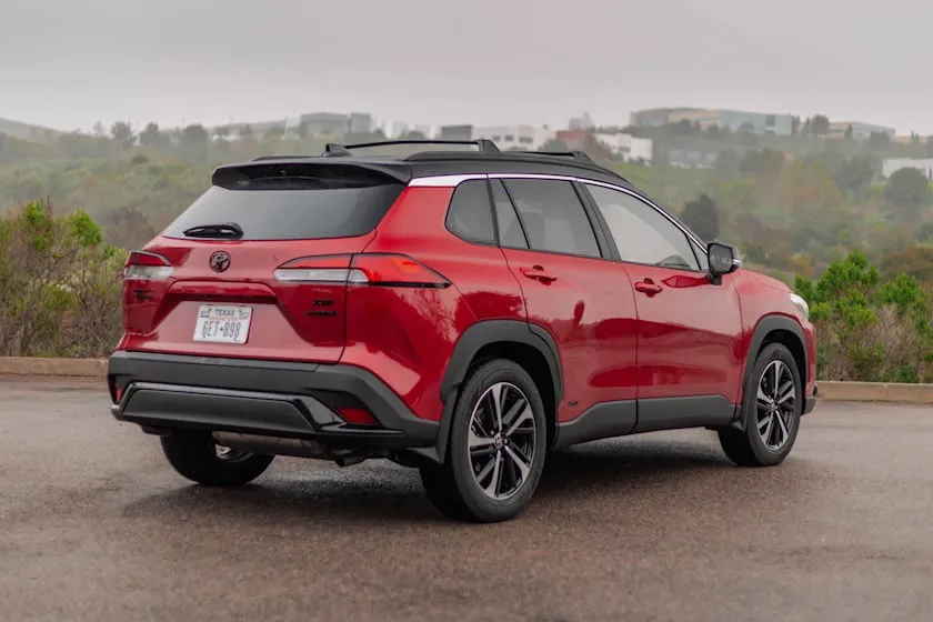 Toyota Corolla Cross Hybrid 2023. Ảnh: Carbuzz. Toyota Corolla Cross Hybrid 2023. Ảnh: Carbuzz.