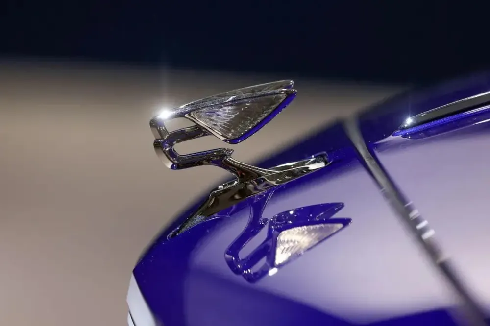 Trang trí mui xe Bentley Flying Spur. Ảnh: Motorbiscuit.