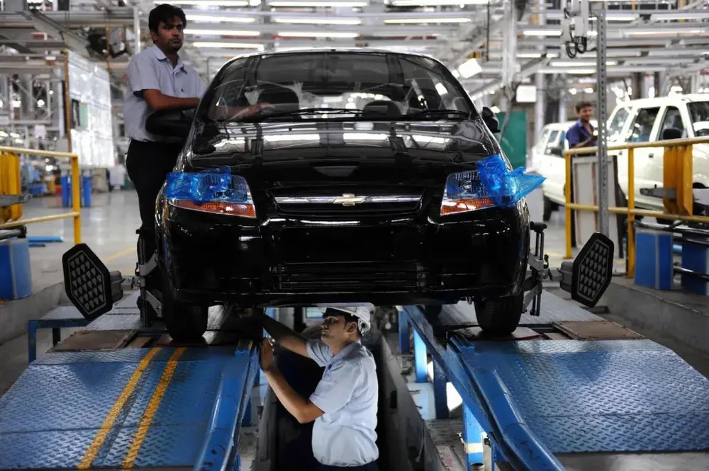 Thợ bảo dưỡng kiểm tra mâm xe ô tô. Ảnh: Motorbiscuit. Thợ bảo dưỡng kiểm tra mâm xe ô tô. Ảnh: Motorbiscuit.