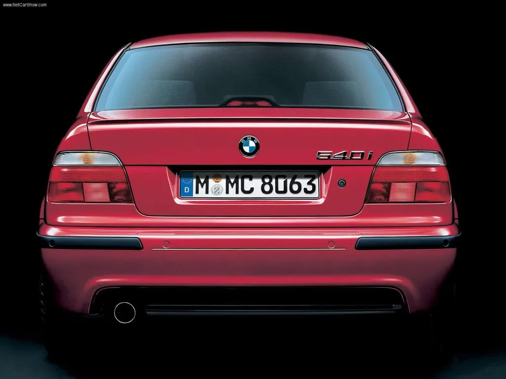 BMW 540i E39 có giá hơn 320 triệu đồng. Ảnh: Hotcars.