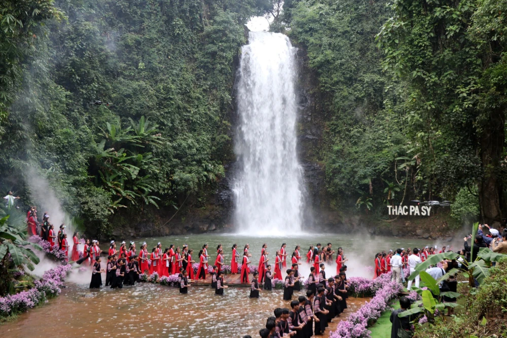 Thác Pa Sỹ có độ cao 1500m so với mực nước biển. Ảnh: XUÂN DƯ