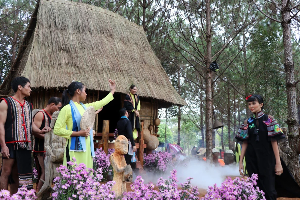 Măng Đen còn nhiều điểm tham quan “check-in” hấp dẫn. Ảnh: XUÂN DƯ.