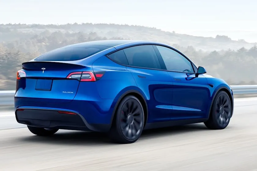 Tesla Model Y có phạm vi 528 km. Ảnh: Carbuzz. Tesla Model Y có phạm vi 528 km. Ảnh: Carbuzz.