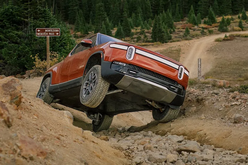 Rivian R1T có phạm vi lái 525 km. Ảnh: Carbuzz. Rivian R1T có phạm vi lái 525 km. Ảnh: Carbuzz.