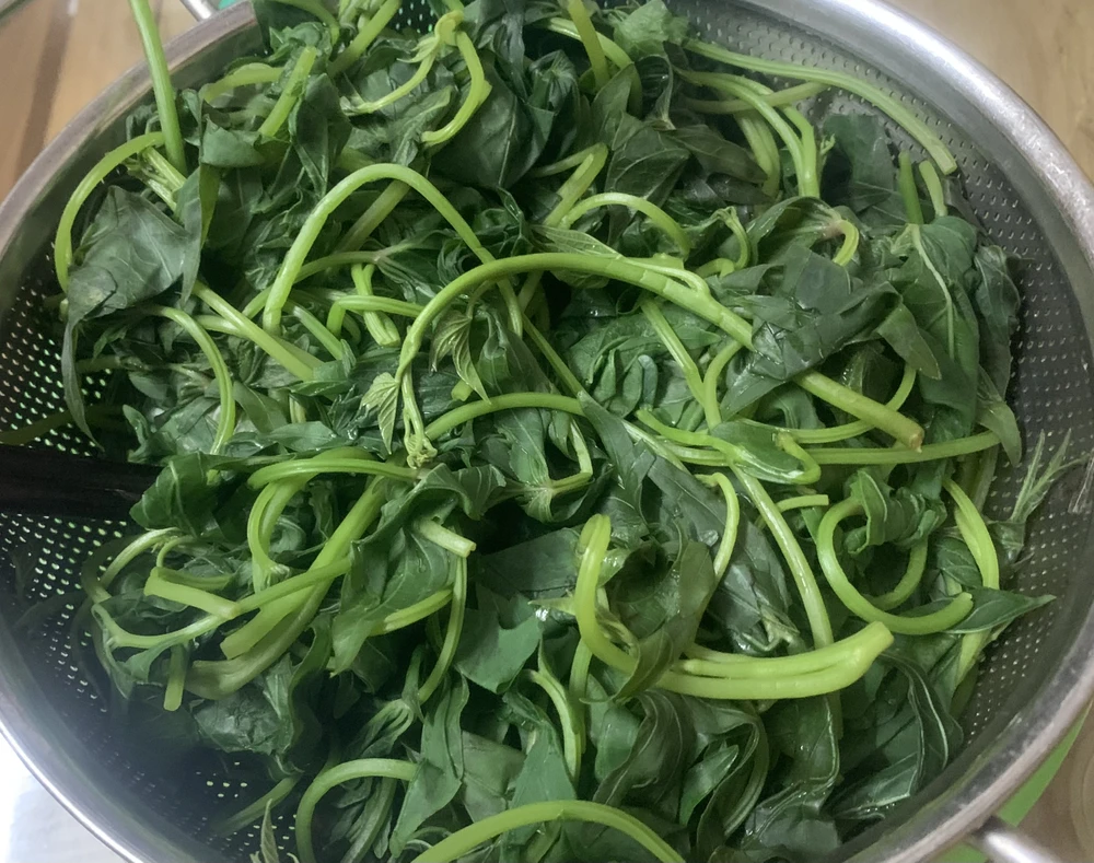 Rau có thể giúp giảm các triệu chứng ợ nóng. Ảnh: PHƯƠNG LÊ. Rau có thể giúp giảm các triệu chứng ợ nóng. Ảnh: PHƯƠNG LÊ.