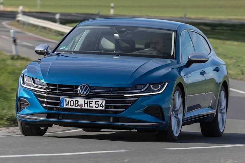 Volkswagen Arteon – Màu xanh ánh kim Kingfisher. Ảnh: Carbuzz.