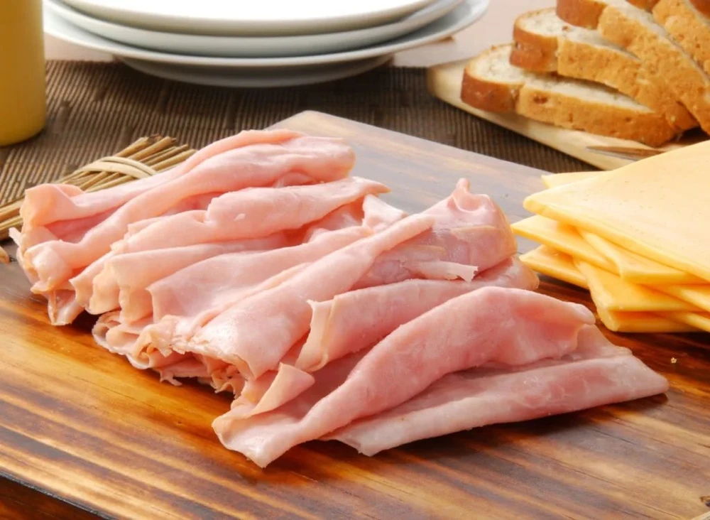 Đây là loại thịt thường chứa nhiều natri. Ảnh: Shutterstock. Đây là loại thịt thường chứa nhiều natri. Ảnh: Shutterstock.