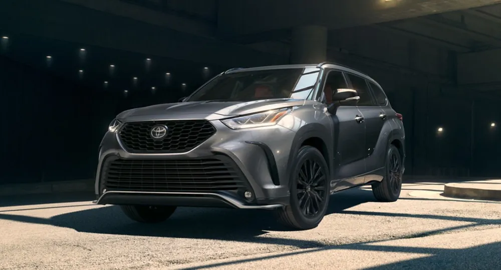 Toyota Highlander 2023 có giá hơn 1 tỉ đồng. Ảnh: Motorbiscuit.